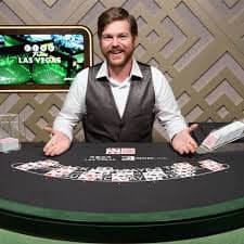 Antarmuka aplikasi mobile coolmathgames menampilkan meja live-dealer dan opsi pasar olahraga